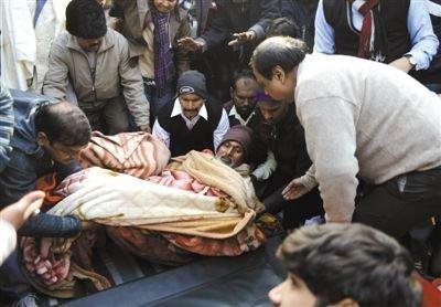 印度老人遗体火化时女儿跳进了火堆,女儿究竟为何这么做?