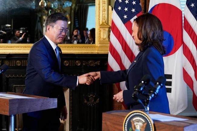 哈里斯和文在寅握手后在裤子上擦手,对此你怎么看?