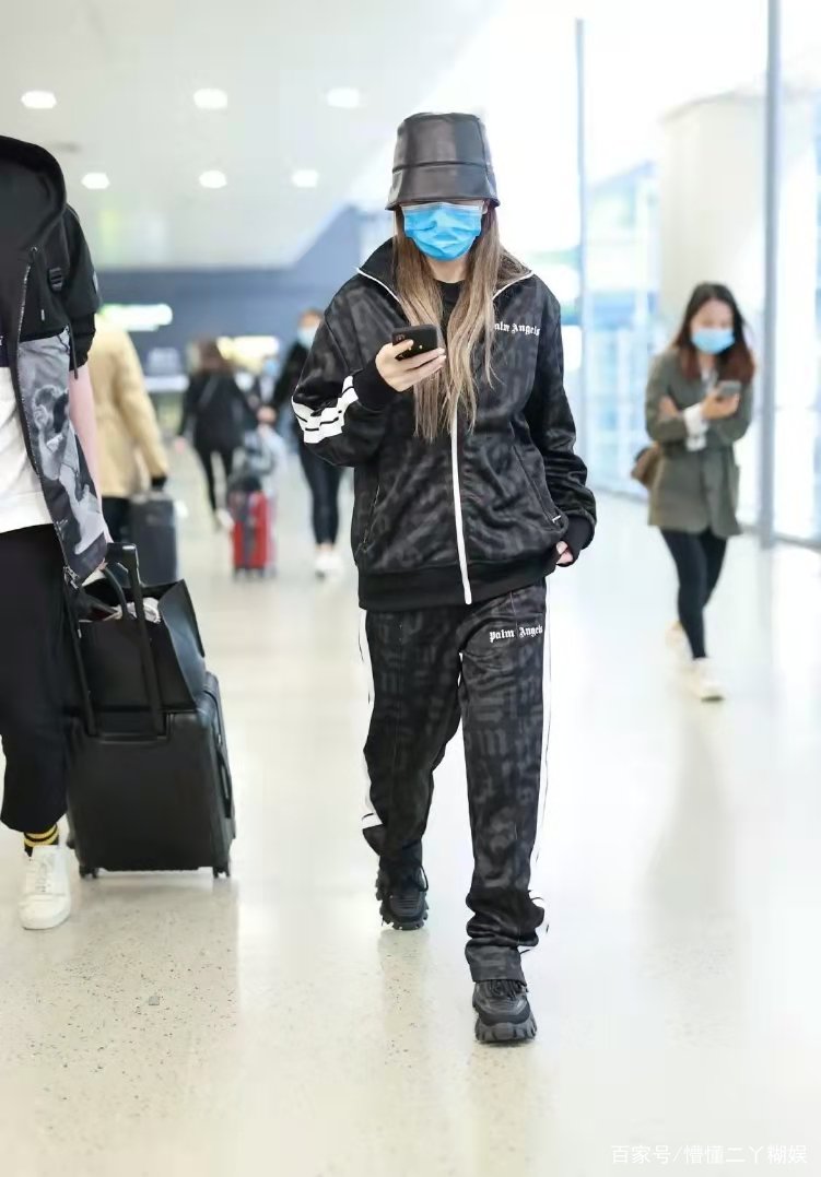 周扬青真人个子不高脖子还短，有没有让网友失望呢？