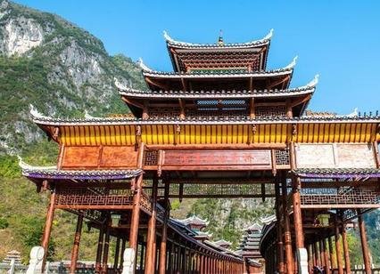 湖南一景区游客不购票强闯苗寨，该名游客给现场的秩序造成了什么影响？