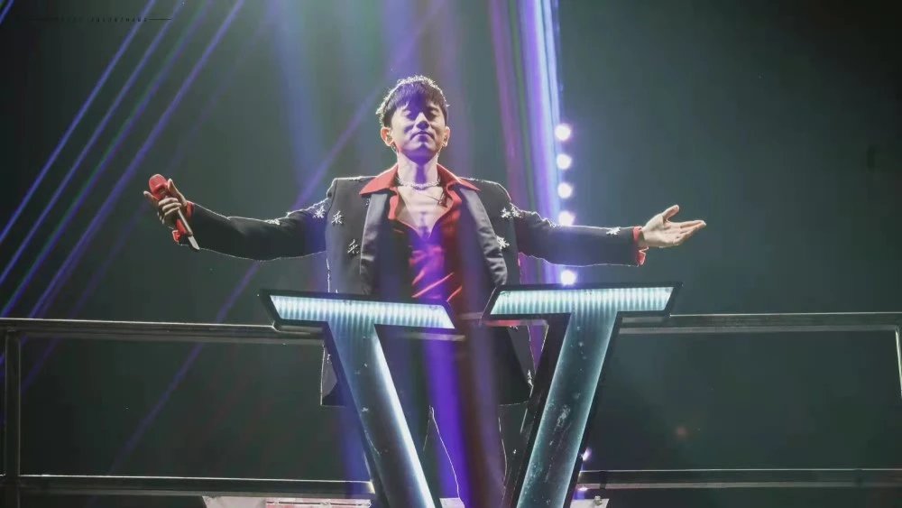 张杰演唱会发生意外致手部受伤腰椎骨裂，主办方是否存在重大失误？