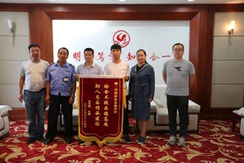 济南燕山学校老师拾金不昧,老师这么做会给学生带来哪些正能量?