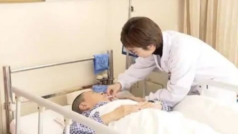 七旬老人脑出血住进ICU,独子因西安疫情无法尽孝,老人能得到照顾吗?