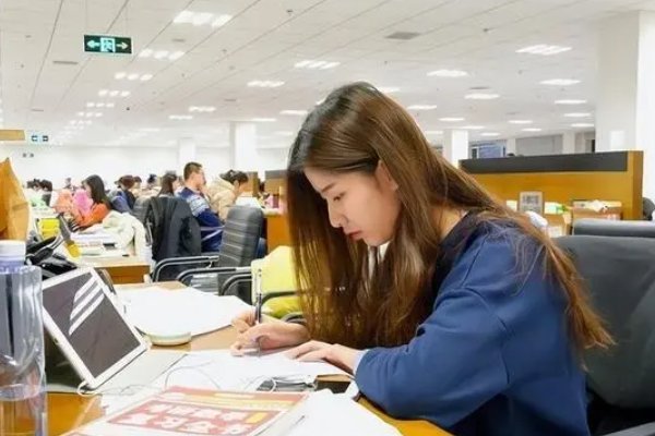 副教授被举报与多名女生发生关系，学校对此事作何态度？