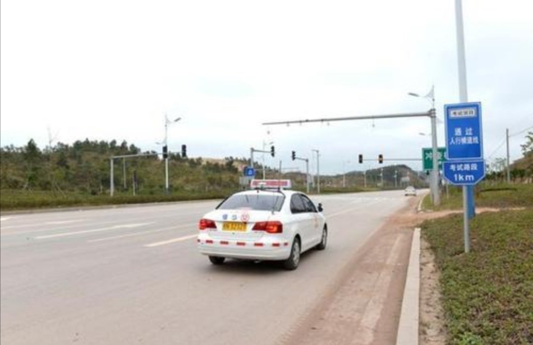 重庆一大姐科三考试,却被大货车挡路,她的举动为何会让考官崩溃?