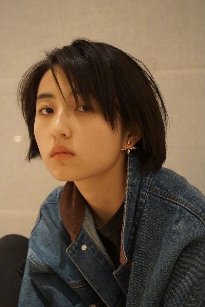 张子枫帮小演员整理头发,张子枫是不是一个很有爱心的女孩子?