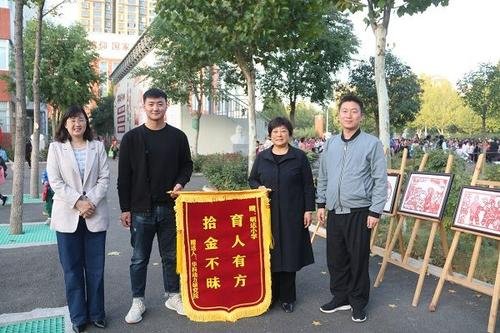 济南燕山学校老师拾金不昧,老师这么做会给学生带来哪些正能量?