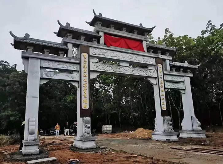 河北牌楼顶冠坠落致8人遇难，构筑物倒塌如何归责？