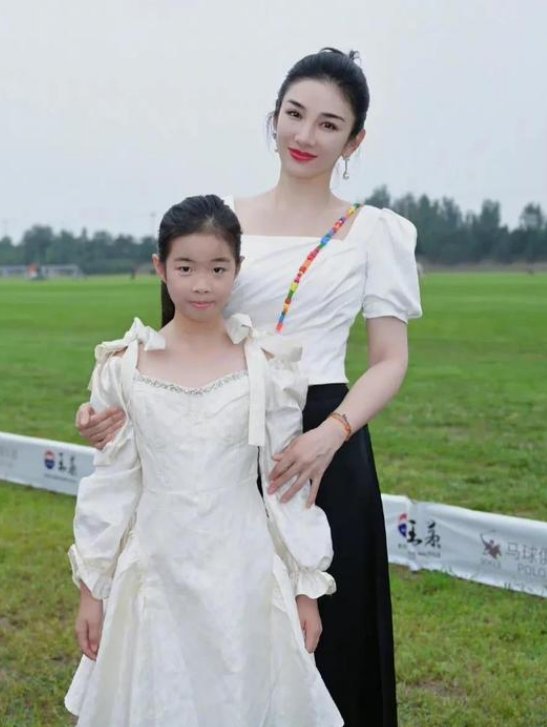 黄奕女儿近照曝光，曾经那个被说丑的女孩，如今的变化有多大？