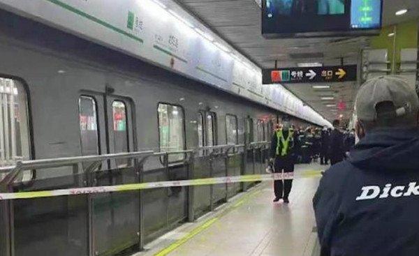 上海地铁2号线因人员进入线路致晚点，涉事男子已身亡，事情详情是什么？