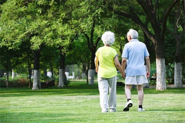 长寿的老人，走路通常有哪些共性，很容易看出来？