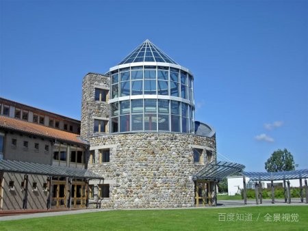 问哈宿松县慧德高中历年来的收费标准