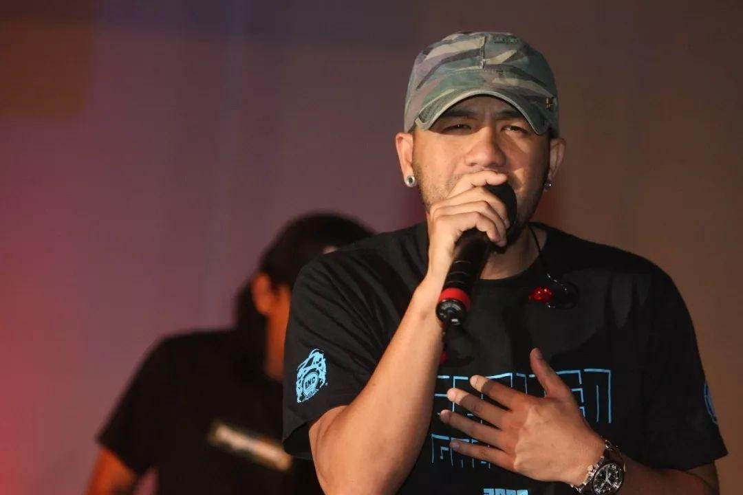 为去世女友写下经典名作的张震岳,为何能让陈奕迅“跪拜”?