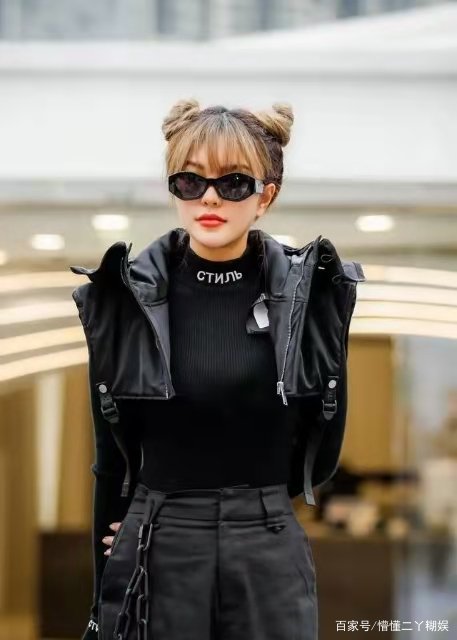 周扬青真人个子不高脖子还短，有没有让网友失望呢？