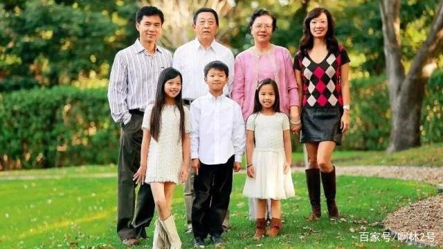 富豪上高二时被哈佛录取，却为妻子三次放弃事业，他是谁？