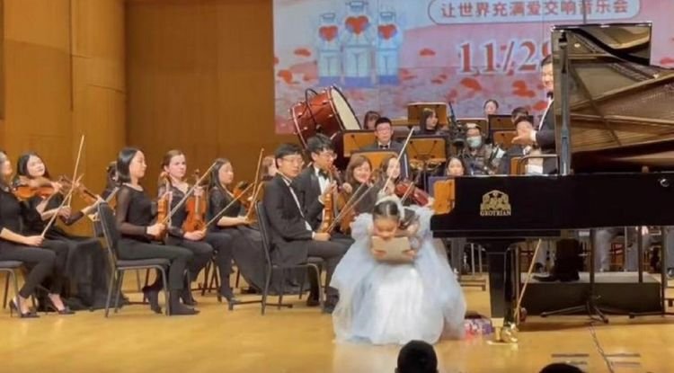 小璐带甜馨参加表演，爸爸不在现场，女儿真名叫啥？