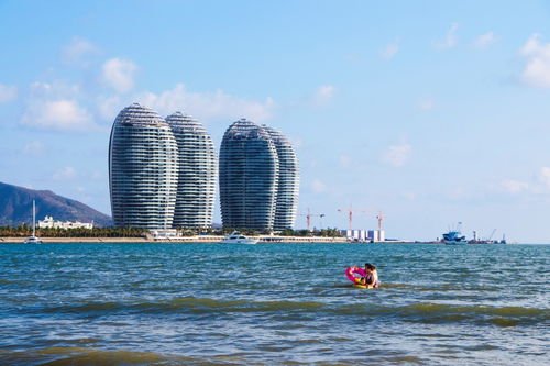 三亚凤凰岛宣布破产：曾经房价炒到15万一平，为何会沦落到这种地步？