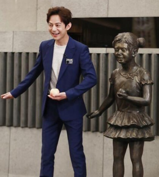 郑云龙撞脸三星堆面具!还有哪几个明星也出现过奇怪的撞脸?