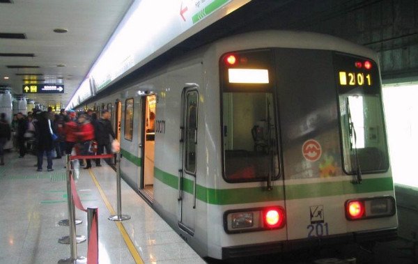 上海地铁2号线因人员进入线路致晚点，涉事男子已身亡，事情详情是什么？