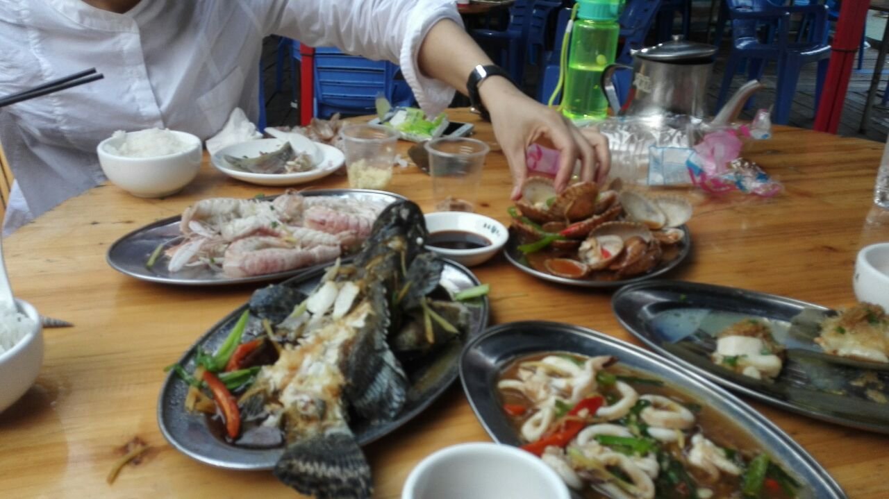 游客在广西一餐馆共点了四道菜花费近千元，该游客能够追回损失吗？