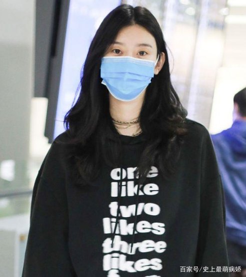 奚梦瑶穿男友风卫衣好时髦，配黑裤长靴真显细长腿，有多惊艳？