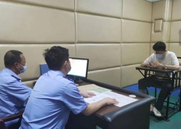 河北男子假冒富二代，租下10余辆豪车后贱卖，此男子行为违反了哪些法律？