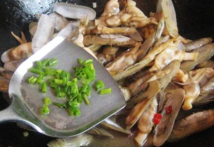辣炒蚬子 是先煮一下呢 还是直接炒