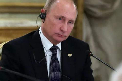 俄罗斯的总统普京，在走路时保持“枪手步态”的原因是什么？