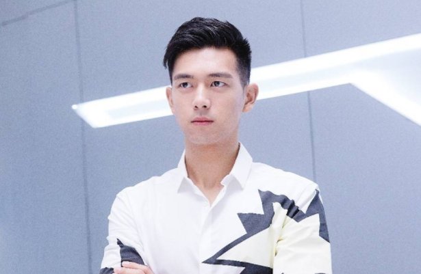 《中国机长》中,李现和他所饰演的工作人员有关系?