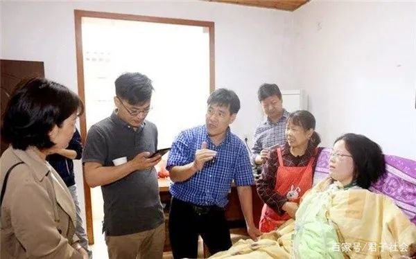 渐冻症女孩苦练绘画30年,仕女图栩栩如生,你知道专家怎么说嘛?