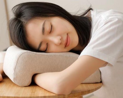 午睡不超过1小时减缓大脑早衰,睡午觉要知道哪些小常识?