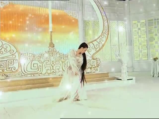 在《欢天喜地七仙女》里有一个穿着白衣服的女子在跳舞,她是谁?在第几集出现?