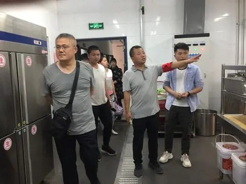 孩子在学校拉肚子,河北5位家长因反映食堂问题被拘,你如何看待此事?