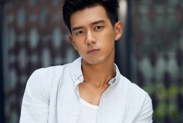 《中国机长》中,李现和他所饰演的工作人员有关系?