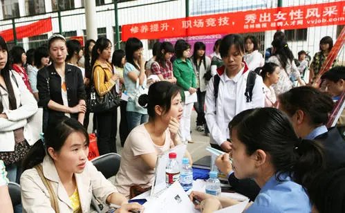 数据显示我国女性人口超6.88亿，就业人员中女性工作者能占到多少？