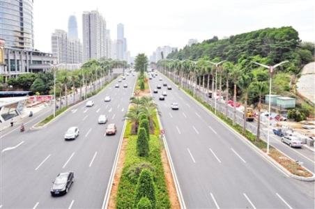 女子在南宁街头和南湖公园裸露下半身拍照,这种行为是否必须进行严惩?