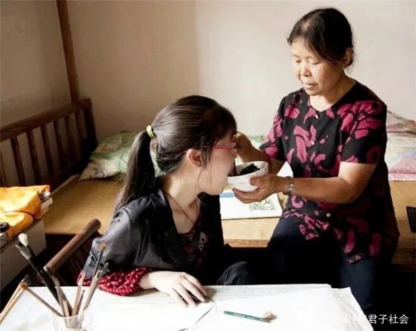 渐冻症女孩苦练绘画30年,仕女图栩栩如生,你知道专家怎么说嘛?