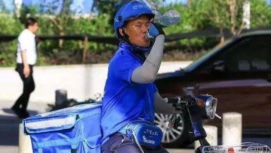 被打死外卖员妻子称丈夫性格温和,为何保安总是与外卖员冲突?