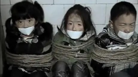 人贩子用一块一块的丢糖果拐走孩子，如何才能避免拐卖事件的发生？