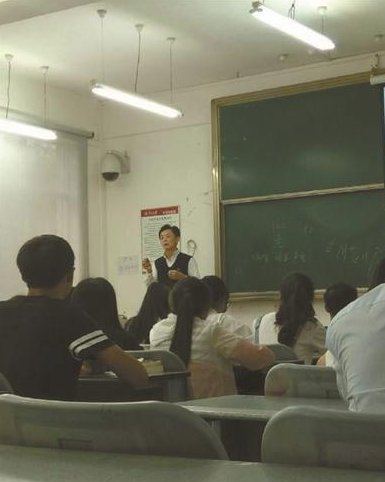 大学副教授为何带病母上课呢?