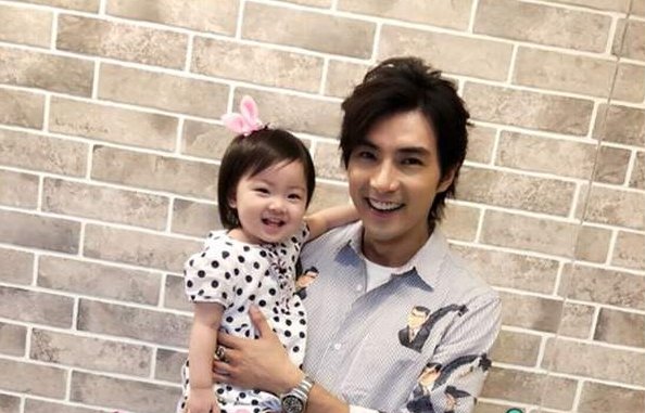 贺军翔晒女儿做家务照，他是有多幸福？