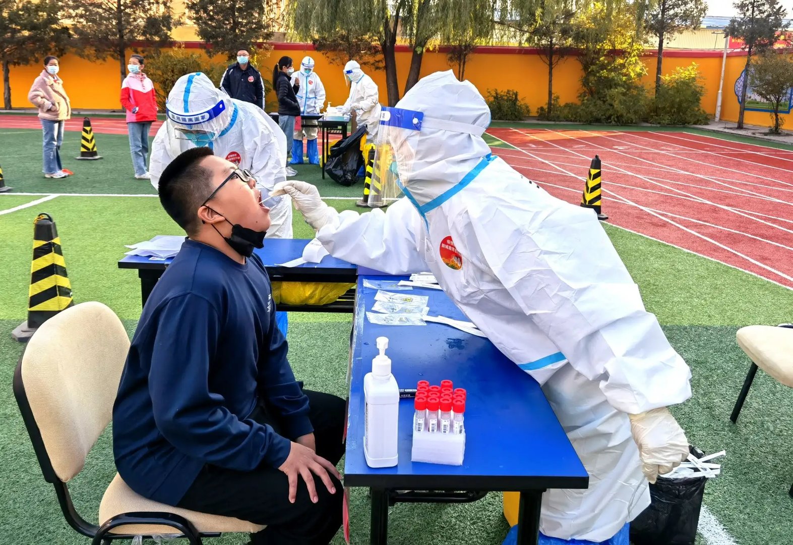 上海疫情还在高位运行,目前当地的疫情防控措施是怎样的?