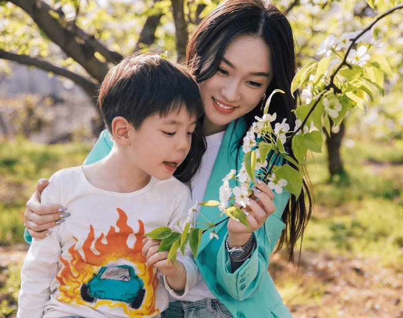 7岁嗯哼参演音乐剧，他表现怎样呢？