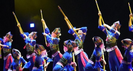 如何看待广西南宁千名学生跳扁担舞？