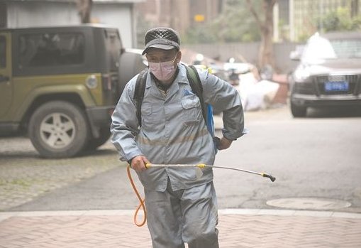 老人住ICU独子被困西安无法照顾，疫情下大家的生活有多苦？