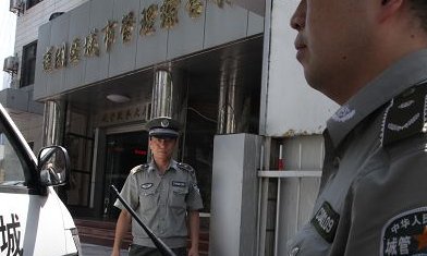 城管局局长拆校门,为何网友疑是选择性执法?