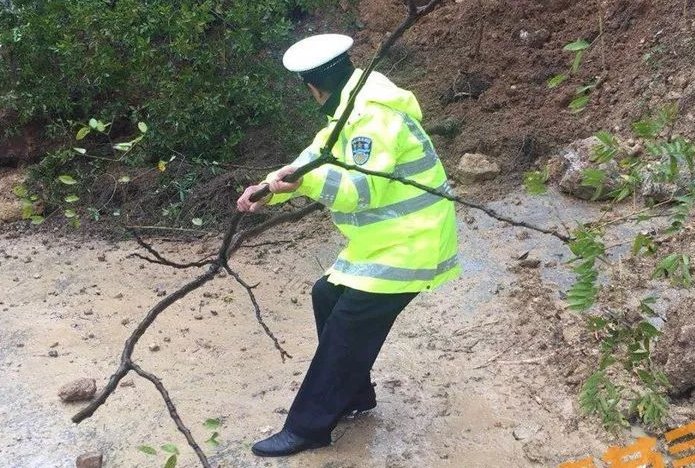 上海遭遇8级大风加暴雨,有隔离方舱严重漏雨,为何会出现强对流天气?