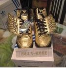 快乐大本营20100821里面海涛穿的鞋子是什么牌子的？