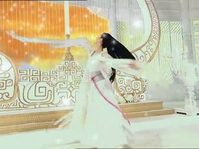 在《欢天喜地七仙女》里有一个穿着白衣服的女子在跳舞,她是谁?在第几集出现?