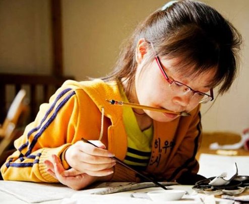 渐冻症女孩苦练绘画30年,仕女图栩栩如生,你知道专家怎么说嘛?